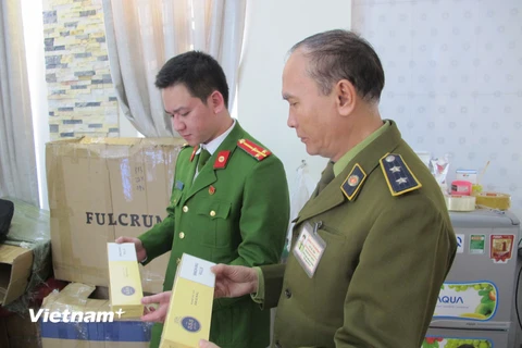 Đội Quản lý thị trường số 5 phối hợp với phòng 7, C49 thu giữ hơn 3.000 bao thuốc lá ngoại nhập lậu trên địa bàn quận Long Biên. (Ảnh: Đức Duy/Vietnam+)