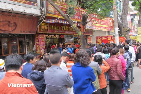 Trong chiều nay, nhiều người dân vẫn xếp hàng để mua vàng tại Bảo Tín Minh Châu. (Ảnh: Đức Duy/Vietnam+)