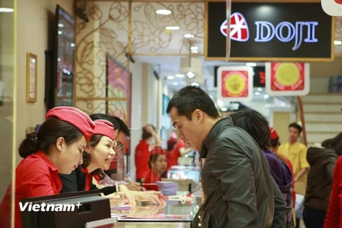 Khách hàng đến mua vàng cầu may tại Công ty Doji trong ngày vía Thần Tài. (Ảnh: PV/Vietnam+)