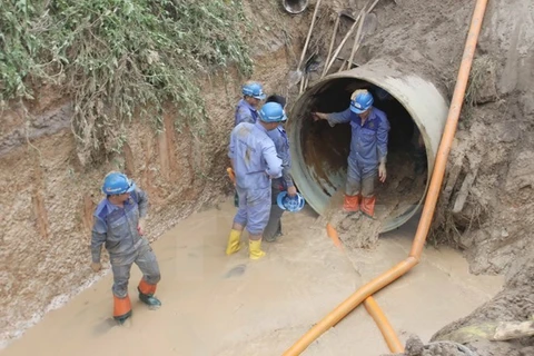 Khắc phục sự cố vỡ đường ống nước sông Đà tháng 8/2015. (Ảnh: Tuấn Anh/TTXVN)