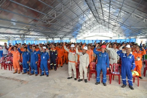 Công nhân, kỹ sư DMC và BSR tại buổi lễ phát động an toàn gói thầu số 5, bảo dưỡng nhà máy lọc dầu Dung Quất. (Ảnh: pvn)