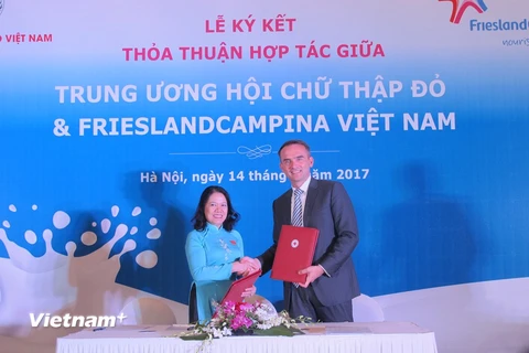 Lãnh đạo Hội chữ Thập đỏ Việt Nam ký thảo thuận hợp tác với Công ty FrieslandCampina Việt Nam. (Ảnh: Đức Duy/Vietnam+)