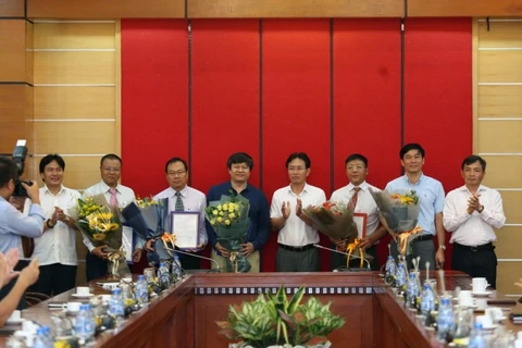 Lãnh đạo Tập đoàn Dầu khí Việt Nam trao quyết định cho các cán bộ được điều động bổ nhiệm. (Ảnh: pvn.vn)