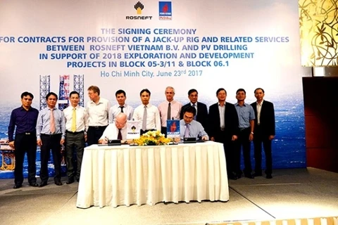 Ông Mervyn Goddings, Tổng giám đốc Rosneft Việt Nam và lãnh đạo PV Drilling thực hiện ký hợp đồng dưới sự chứng kiến của lãnh đạo PVN, Rosneft và PV Drilling. (Ảnh: pvn.vn)
