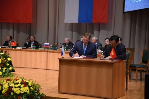 Chủ tịch Hội đồng thành viên PVEP và Tổng Giám đốc Zarubezhneft ký kết Bản ghi nhớ. (Ảnh: PVEP) 