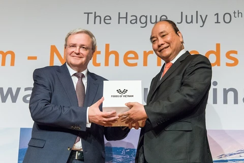 Thủ tướng Nguyễn Xuân Phúc tặng một món quà đặc biệt của Chương trình Thương hiệu Thực phẩm Việt Nam cho đại diện Chính phủ Hà Lan.