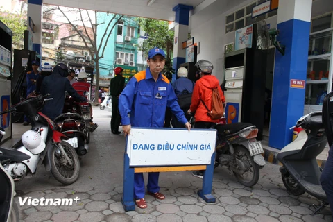 Một trong những cửa hàng của Petrolimex đang chuẩn bị điều chỉnh giá xăng. (Ảnh: PV/Vietnam+)