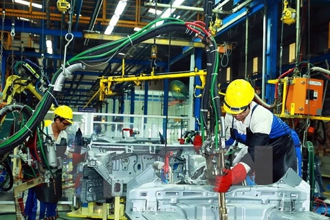 Công nhân lắp ráp ôtô tại Nhà máy Ôtô Hyundai Thành Công, Việt Nam. (Ảnh: Thống Nhất/TTXVN)