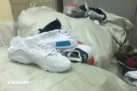 Gần 1.500 đôi giầy thể thao nghi làm giả các thương hiệu nổi tiếng vừa bị thu giữ trên địa bàn Hà Nội. (Ảnh: Đức Duy/Vietnam+)
