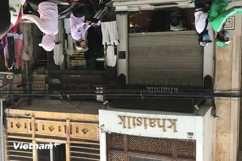 Cửa hàng Khaisilk trên phố Hàng Gai sau khi bị cơ quan chức năng kiểm tra. (Ảnh: Đức Duy/Vietnam+)