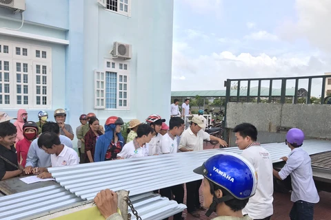 Hơn 6.000 mét tôn được Tập đoàn Hoa Sen trao tặng người dân vùng lũ tỉnh Khánh Hòa và Phú Yên.