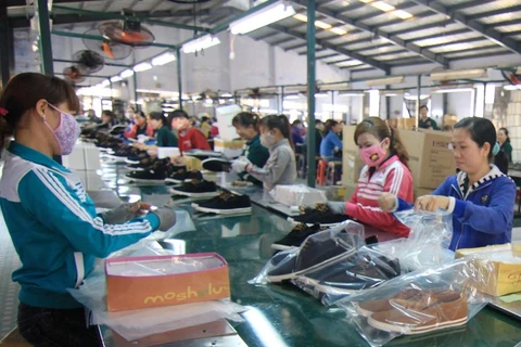 Dây chuyền sản xuất giầy bảo hộ lao động xuất khẩu. (Ảnh: TTXVN)