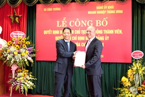 Bộ trưởng Trần Tuấn Anh trao quyết định bổ nhiệm Chủ tịch Vinachem cho ông Nguyễn Phú Cường. (Ảnh: vinachem.com.vn)