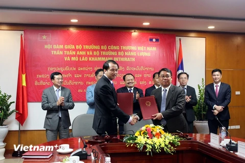 Đại diện Bộ Công Thương Việt Nam cùng Bộ năng lượng và mỏ Lào ký kết các hiệp định hợp tác. (Ảnh: Đức Duy/Vietnam+)