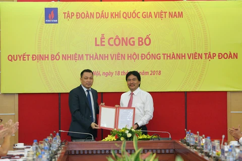 Thứ trưởng Đặng Hoàng An (bên trái) trao quyết định Thành viên Hội đồng thành viên PVN cho ông Nguyễn Hùng Dũng. (Ảnh: pvn.vn)