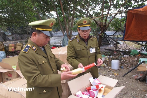 Lực lượng Quản lý thị trường Hà Nội kiểm tra hàng hóa tại các kho, bãi, bến xe. (Ảnh: Đức Duy/Vietnam+)