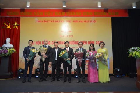 Ông Trần Đình Thanh (đứng giữa) được bầu làm chủ tịch Hội đồng quản trị HABECO giai đoạn 2018-2023. (Ảnh: habeco)