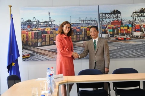 Bộ trưởng Công Thương Việt Nam Trần Tuấn Anh và Cao ủy Liên minh châu Âu phụ trách thương mại Cecilia Malmström. (Ảnh: Kim Chung/TTXVN)