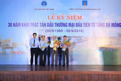 Tổng giám đốc BSR Trần Ngọc Nguyên tặng hoa tri ân nguyên lãnh đạo Tập đoàn. (Ảnh: pvn.vn)