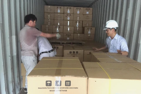 Sợi polyeter - PVTEX được chuyển lên xe container tại Nhà máy Xơ sợi Đình Vũ. (Nguồn: pvn.vn)