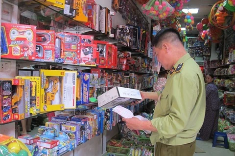Lực lượng quản lý thị trường kiểm tra cửa hàng bán đồ chơi trên địa bàn Hà Nội. (Ảnh: PV/Vietnam+)