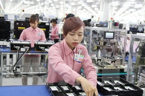 Lắp ráp điện thoại di động tại Tổ hợp công nghệ cao Samsung, Khu công nghiệp Yên Bình, tỉnh Thái Nguyên. (Ảnh: TTXVN)