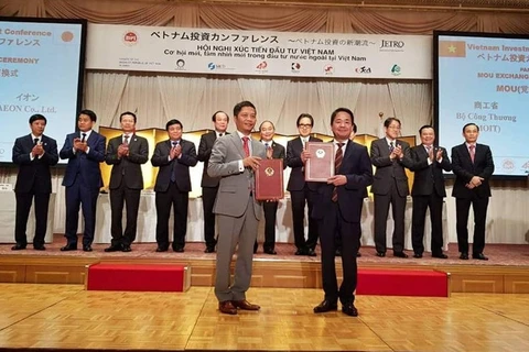 Bộ trưởng Trần Tuấn Anh trao đổi Biên bản ghi nhớ Hợp tác (MOU) giữa Bộ Công Thương và Tập đoàn bán lẻ AEON Nhật Bản. (Nguồn: moit.gov.vn)