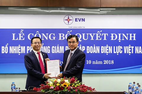 Chủ tịch EVN Dương Quang Thành (bên phải) trao Quyết định bổ nhiệm Phó Tổng giám đốc EVN cho ông Nguyễn Xuân Nam. (Ảnh: evn.com.vn)