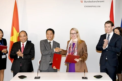 Lễ ký kết Bản ghi nhớ về hợp tác Thương mại điện tử và Công nghiệp 4.0 giữa Bộ Công Thương Việt Nam và Bộ Kinh tế và Kỹ thuật số Áo. (Ảnh: moit.gov.vn)