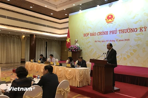 Bộ trưởng Mai Tiến Dũng phát biểu tại phiên họp báo Chính phủ ngày 3/12. (Ảnh: Đức Duy/Vietnam+)