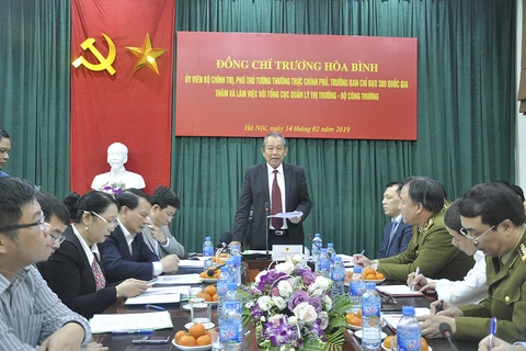 Phó Thủ tướng Trương Hòa Bình làm việc với Tổng cục Quản lý thị trường. (Ảnh: PV/Vietnam+)
