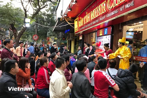 Người dân xếp hàng mua vàng ngày Thần Tài tại Bảo Tín Minh Châu. (Ảnh: Đức Duy/Vietnam+)