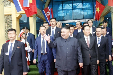 Chủ tịch Triều Tiên Kim Jong-un vẫy tay chào quần chúng nhân dân tỉnh Lạng Sơn ra đón đoàn tại ga Đồng Đăng (Ảnh: TTXVN)