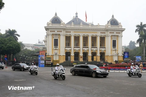 Xe chở Chủ tịch Triều Tiên đi ngang qua Nhà Hát lớn Hà Nội. (Ảnh: Minh Sơn/Vietnam+) 