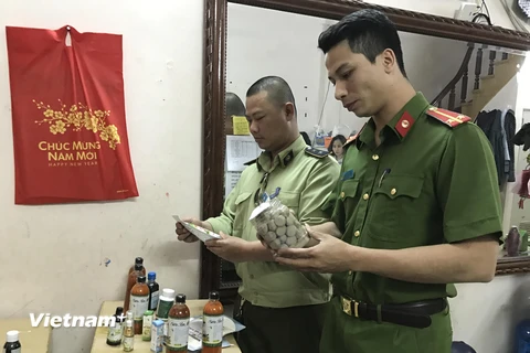 Lực lượng liên ngành kiểm tra, kiểm soát thị trường. (Ảnh: Đức Duy/Vietnam+)