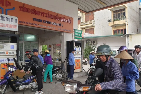 Khách hàng đang mua xăng tại Hà Nội. (Ảnh: Đức Duy/Vietnam+)