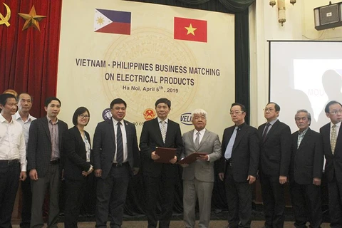 Giao thương doanh nghiệp Việt Nam - Philippines về mặt hàng máy móc, thiết bị điện. (Ảnh: PV/Vietnam+) 