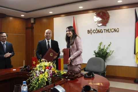 Cục trưởng Cục Xúc tiến thương mại và bà Valentina Kerst ký bản hợp tác ghi nhớ về việc Thuringen là Bang danh dự tại Vietnam Foodexpo 2019. (Ảnh: Đức Duy/Vietnam+)