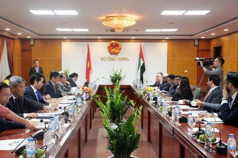 Bộ trưởng Trần Tuấn Anh hội đàm song phương với Bộ trưởng Bộ Năng lượng và Công nghiệp Các tiểu Vương quốc Ả-rập Thống nhất (Ảnh: Đức Duy/Vietnam+)