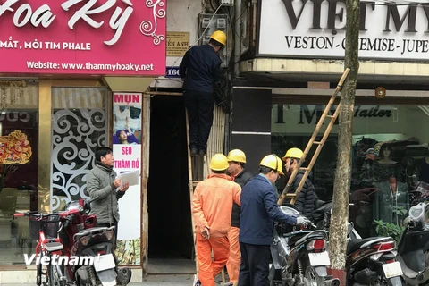 Nhân viên EVN Hà Nội đang chốt chỉ số côngtơ của khách hàng. (Ảnh: Đức Duy/Vietnam+)