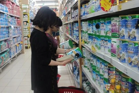 Trong 4 tháng, cả nước đã bỏ ra 348 triệu USD để nhập khẩu sữa và sản phẩm từ sữa. (Ảnh: PV/Vietnam+)