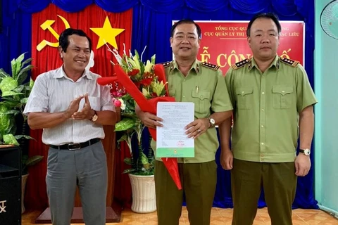 Ông Nguyễn Minh Trung đứng giữa, được bổ nhiệm Cục trưởng Cục Quản lý thị trường Bạc Liêu. (Ảnh: moit.gov.vn)
