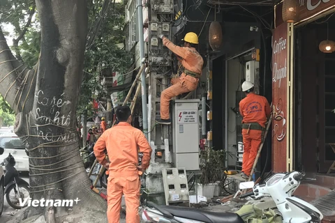 EVN HANOI sẽ dừng toàn bộ các lịch tạm ngừng cung cấp điện phục vụ cải tạo nâng cấp lưới điện trong những ngày nắng nóng từ 36 độ C trở lên. (Ảnh: Đức Duy/Vietnam+)