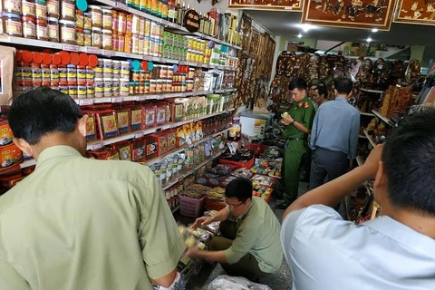 Lực lượng liên ngành 389 Đăk Lăk kiểm tra một số địa điểm bán thuốc Amakong. (Ảnh: dms.gov.vn)