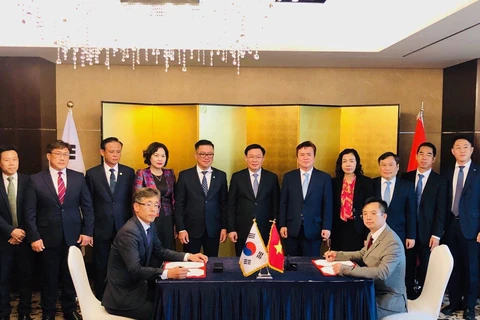 Tập đoàn An Phát và Công ty TLC của Hàn Quốc ký hợp tác nghiên cứu và sản xuất nguyên liệu sinh học phân hủy hoàn toàn tại Hàn Quốc và Việt Nam. (Ảnh: Đức Duy/Vietnam+)