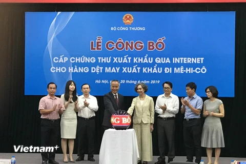 Bộ Công Thương chính thức áp dụng cấp chứng thư xuất khẩu hàng dệt may sang Mexico qua Internet. (Ảnh: Xuân Quảng/Vietnam+)