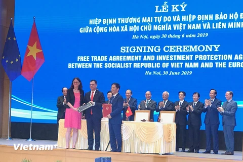 Hiệp định EVFTA và EVIPA chính thức được ký kết tại Hà Nội. (Ảnh: Xuân Quảng/Vietnam+)