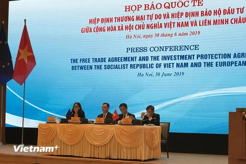 Họp báo quốc tế Hiệp định Thương mại tự do - EVFTA và Hiệp định Bảo hộ đầu tư EVIPA. (Ảnh: Đức Duy/Vietnam+)