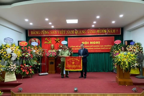 Ông Chu Xuân Kiên, tân Cục trưởng Cục Quản lý thị trường Hà Nội nhận cơ thi đua do lãnh đạo Bộ Công Thương trao tặng. (Ảnh.hanoi.dms.gov.vn)