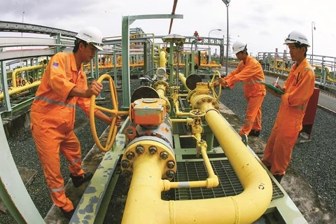 Công nhân dầu khí đang vận hành các thiết bị để sản xuất. (Ảnh: pvn.vn)